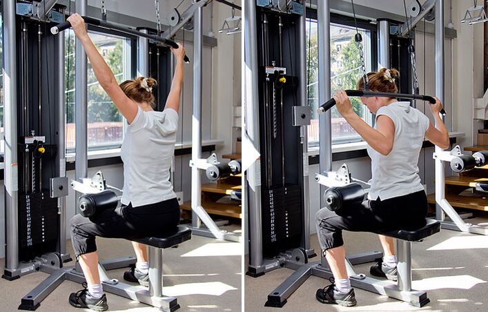 Treniruoklio bloko traukimas už nugaros padeda treniruoti platų nugaros raumenis